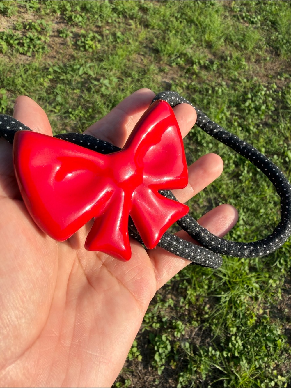 Y2K Vintage flying colors signed ceramic red bow black cord necklace